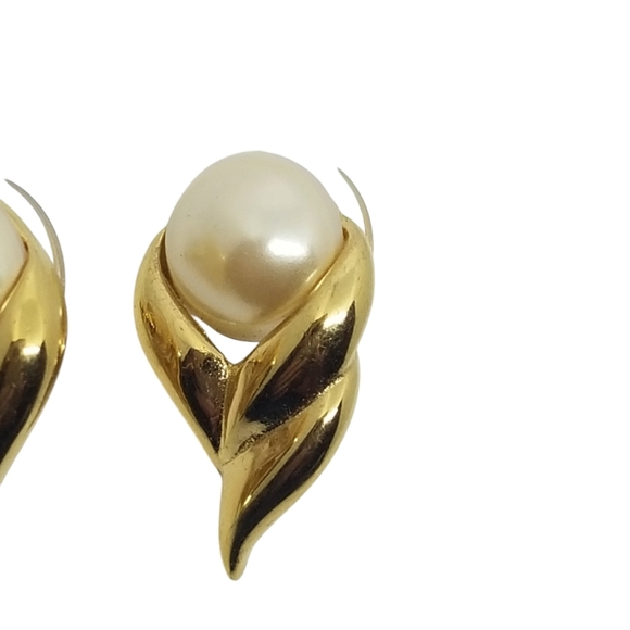 RICHELIEU VINTAGE GOLDTONE & FAUX PEARL STATEMENT EARRINGS - Picture 4 of 6